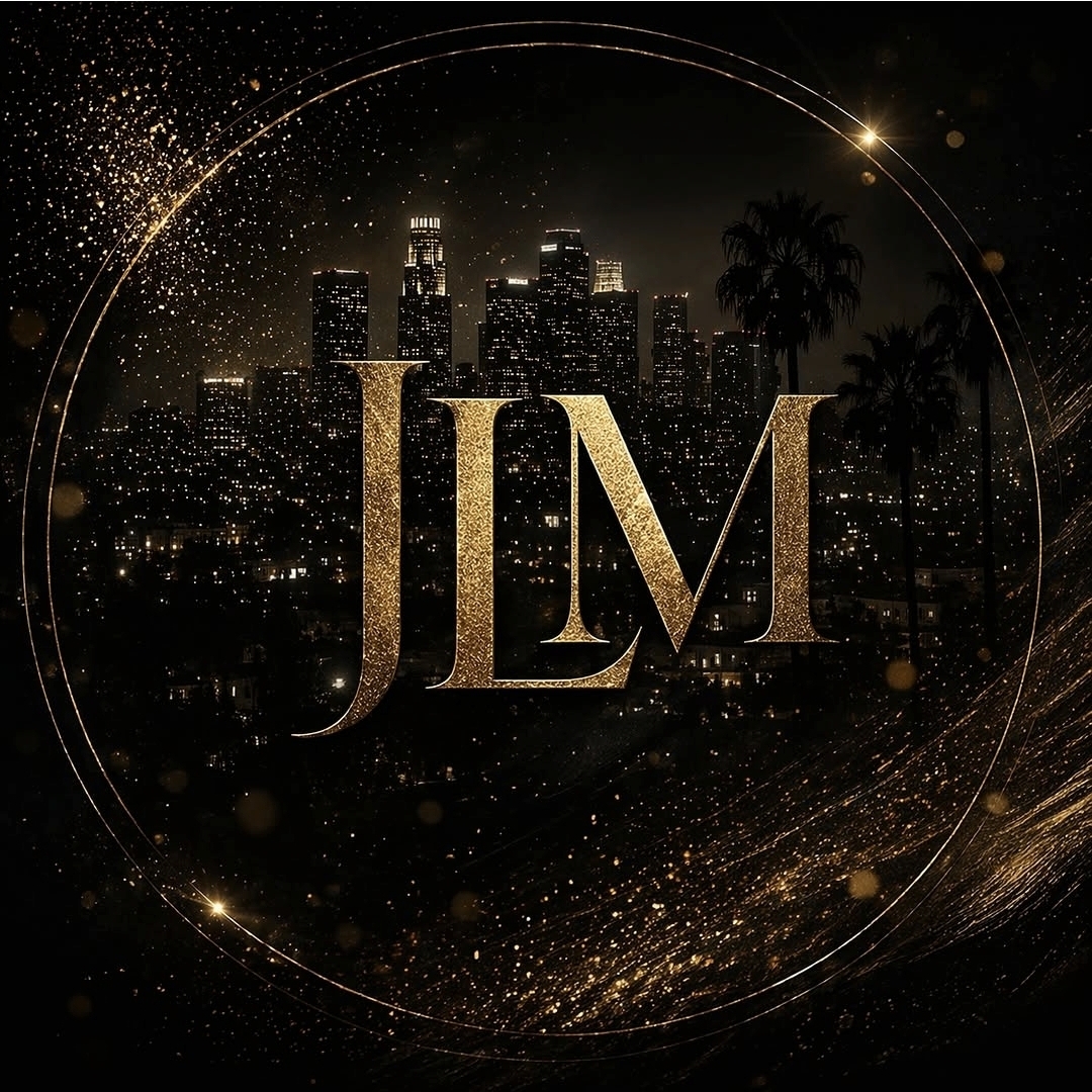 JLM-Logo in Gold vor der nächtlichen Skyline von Los Angeles, umgeben von goldenen Lichtspuren